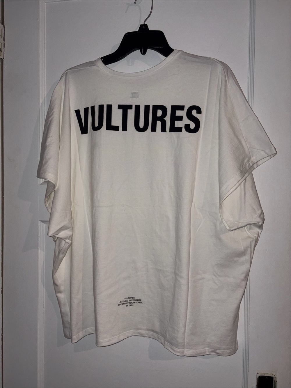 Kanye Yeezy‘s boxy Vultures Graphic Tee - White unisex